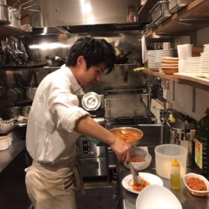 新店舗開店の日にお客様なのに、パスタを作る高島