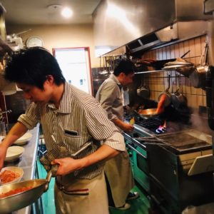 最後の料理を作る、シェフと高島